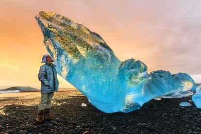 La laguna de Jokulsarlon, con una extensión de 25 kilómetros cuadrados, alberga una espectral concentración de icebergs azules. Esta balsa de agua que acaba fluyendo hacia el mar, situada cerca de la carretera de circunvalación, ha acogido rodajes de películas como 'Batman Begins' o 'Muere otro día', de la saga de James Bond. El hielo nace del glaciar Breioamerkurjokull, un ramal del imponente campo de hielo de Vatnajokull. Se puede navegar en barco entre los icebergs o dar un paseo por la orilla en busca de focas con las que agotar la memoria de la tarjeta de la cámara.