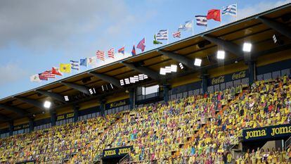 Recortes de cartón con fotos de aficionados en las gradas antes un Villarreal-Eibar disputado en julio de 2020.
