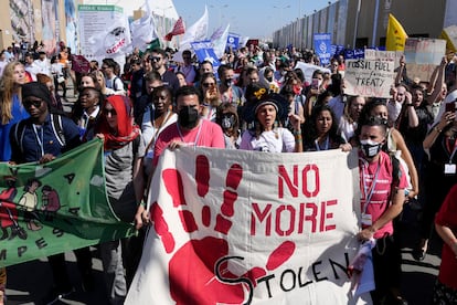 Manifestantes en la protesta celebrada este sábado en el recinto donde se celebra la cumbre del clima, en la ciudad egipcia Sharm el Sheij.