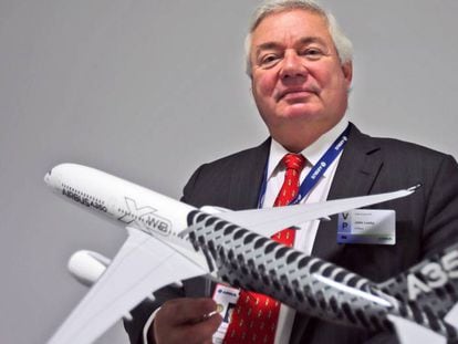 John Leahy, director comercial de Airbus, posa con una maqueta del nuevo A350 XWB.&nbsp;