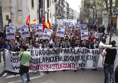 Manifestación de estudiantes por un futuro digno y contra el paro en la calle Atocha.