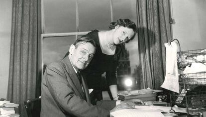 El poeta T. S. Eliot y su segunda esposa Valerie, en su casa en 1958.