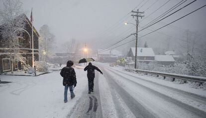 Dos hombres caminan por una autovía en Vermont.