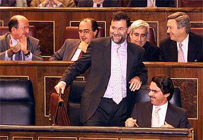 José María Aznar y Mariano Rajoy, ayer en el Congreso, durante la sesión de control al Gobierno.
