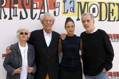 El director Fernando Trueba (d) posa con el actor francés Jean Rochefort y las actrices Aida Folch (2d) y Chus Lamapreave (i) durante la presentación ayer de su película "El artista y la Modelo", en el Museo Thyssen Bornemisza.