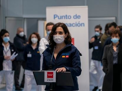 La presidenta de la Comunidad de Madrid, Isabel Díaz Ayuso, habla a la prensa este martes en el Hospital Enfermera Isabel Zendal, en Madrid capital.