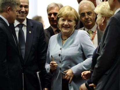 La canciller alemana Angela Merkel (centro).