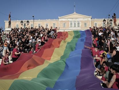 Una multitud de activistas despliega una enorme bandera arcoíris frente al Parlamento griego, el 9 de junio de 2018.