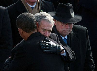 Barack Obama y George Bush se abrazan ante el ya ex vicepresidente de EE UU Dick Cheney.