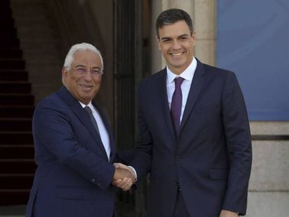 En la foto, Pedro Sánchez saluda al primer ministro portugués, António Costa, momentos antes del encuentro en Lisboa, este lunes. EFE