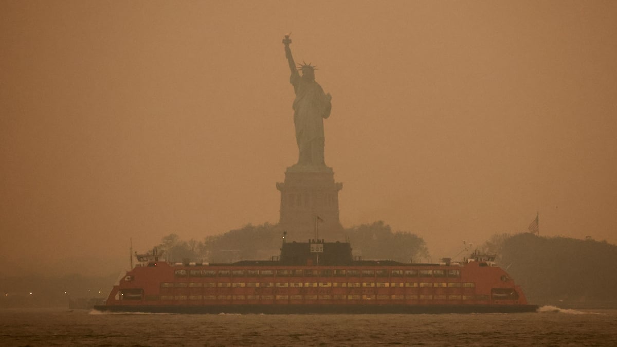 El humo procedente de los incendios de Canadá oscurece Nueva York y pone en  alerta al noreste de EE UU | Clima y Medio Ambiente | EL PAÍS