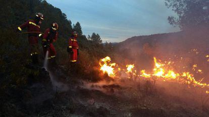 Labores de extinción del incendio forestar que afecta a seis municipios de la comarca de La Canal de Navarrés, el 16 de junio.