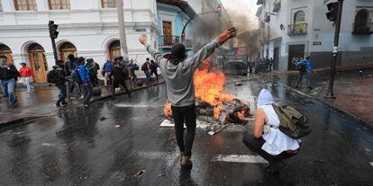 Pie de Foto: Manifestantes se enfrentaban antes de ayer con la Policía durante una jornada de protesta contra las medidas económicas del Gobierno del presidente Lenín Moreno Quito (Ecuador).