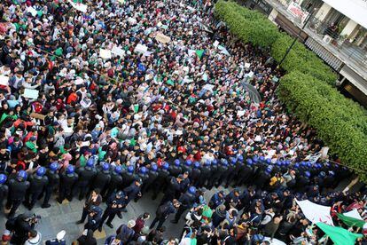 Manifestación de estudiantes contra la candidatura de Abdelaziz Buteflika a las presidenciales del 18 de abril, este martes en Argel.