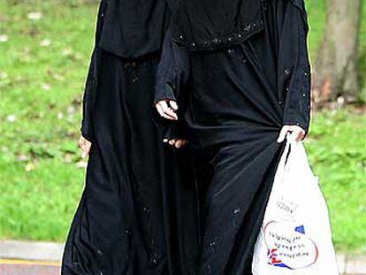 Dos mujeres musulmanas, en un parque de Blackburn, en Inglaterra.