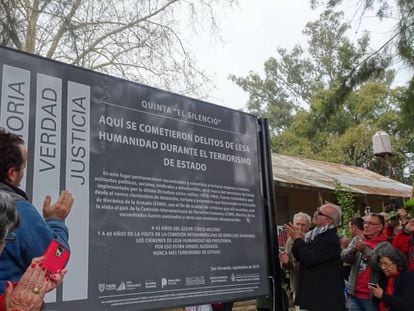 Sobrevivientes de la dictadura argentina descubren una placa en el ex centro clandestino de detención.