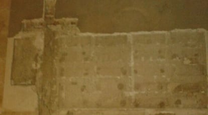 La fachada de la basílica de Aspe con los nombres de los falangistas borrados.