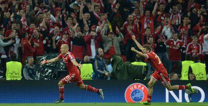 Robben celebra su gol perseguido por Müller.