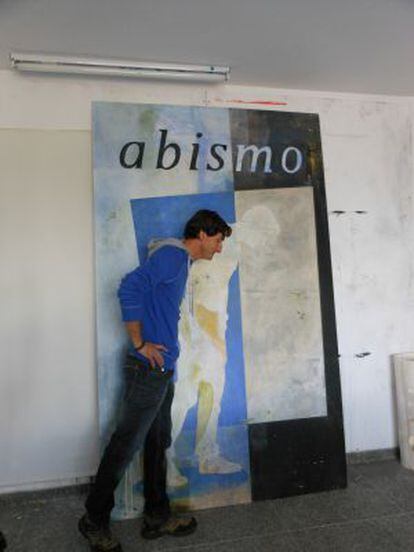 El artista Ximo Amigo con una de sus obras