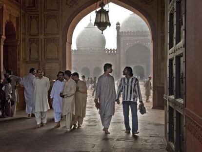 La mezquita Badshani de Lahore, de 1673, de la época del emperador mogol Aurangzeb, en la que destaca la piedra arenisca roja y el mármol blanco de sus cúpulas.