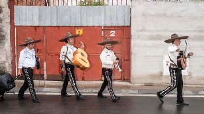 Los Mariachis, caminando por la calle antes de entrar a un concierto.