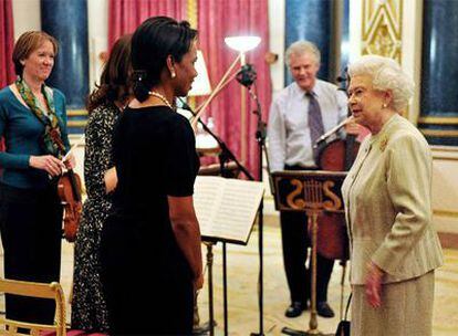 Isabel II felicita a Condoleezza Rice tras su concierto.