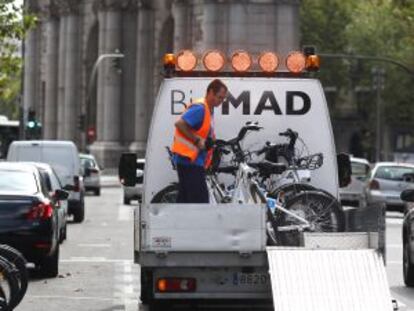 Un trabajador de BiciMad repone una bicicleta en mal estado.