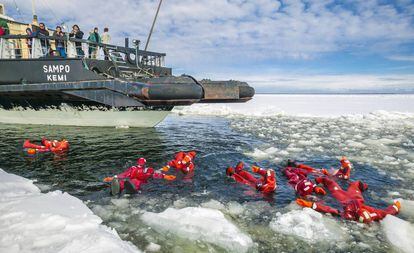 Inmersión con trajes especiales en las aguas heladas del golfo de Bothnia (Finlandia) durante una travesía del rompehielos 'Sampo'.