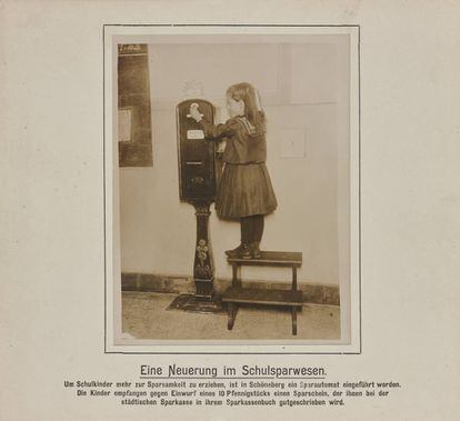 “Una novedad en el ahorro escolar”, con esa frase se promociona la instalación de máquinas en las que los alumnos pueden introducir sus ahorros en esta imagen de Berlín en 1910.