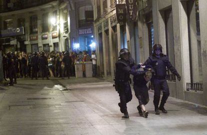 Uno de los detenidos anoche es trasladado por la polic&iacute;a.