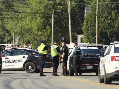 La policía, en el lugar del tiroteo en Fredericton (Canadá).
