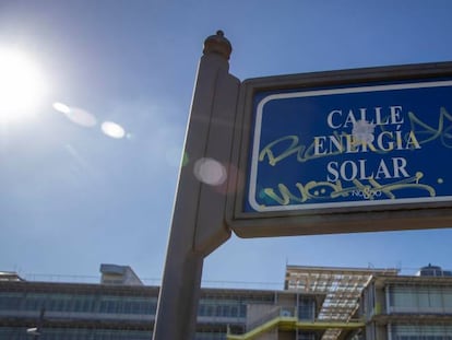 Vista parcial de la sede Abengoa en la calle Energía Solar del Campus de Palmas Altas de Sevilla.