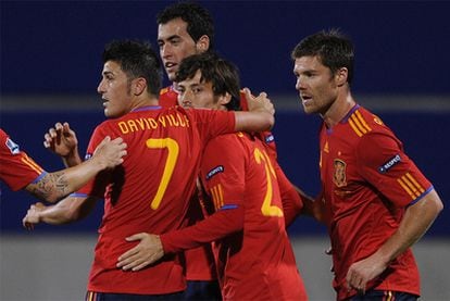 Villa, Busquets, Silva y Xabi Alonso celebran un gol ante Liechtenstein.