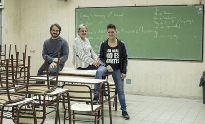 Diego Carabelli, Claudia González y Florian Vives en un aula escolar.
