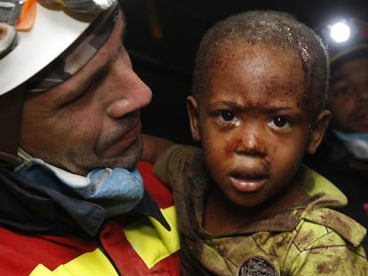 Rescate a Redjeson Hausteen Claude, un niño haitiano de dos años que estaba sepultado bajo los escombros tras el terremoto de 2010.