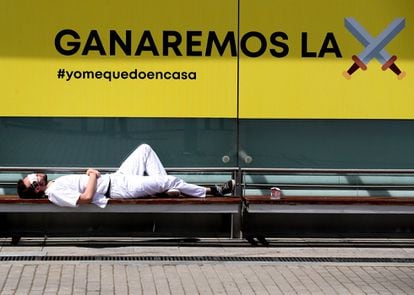 Un sanitario del equipo destinado al hospital provisional de Ifema descansando en un banco, en abril.