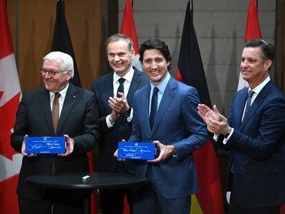 El primer ministro canadiense, Justin Trudeau; junto al CEO del grupo VW, Oliver Blume, y Thomas Schmall, presidente del Consejo de Supervisión de PowerCo.