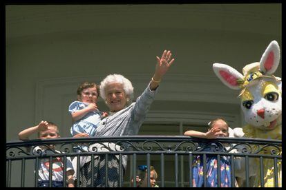 Barbara Bush saluda desde el balcón rodeada de sus nietos, Lauren, Marshall, Ellie y Sam, durante la celebración de la Pascua en la Casa Blanca, Washington (EE UU), el 1 de marzo de 1989.