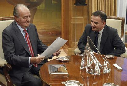 El rey Juan Carlos observa la carta que le ha entregado Alfred Bosch, portavoz de ERC.