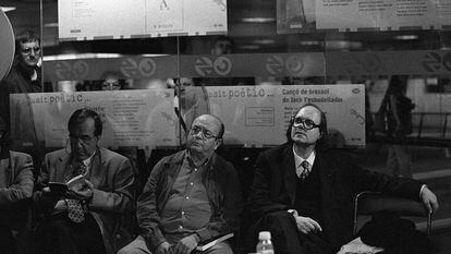 De derecha a izquierda, Pere Gimferrer, Manuel Vázquez Montalbán y Joan Margarit, durante una lectura de poemas en el metro de Barcelona, en 1997. CONSUELO BAUTISTA