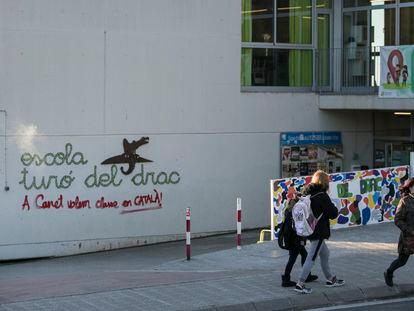 Escuela Turó del Drac, de Canet de Mar, afectada por una resolución que obliga a aplicar el 25 % de las clases en castellano en una aula.