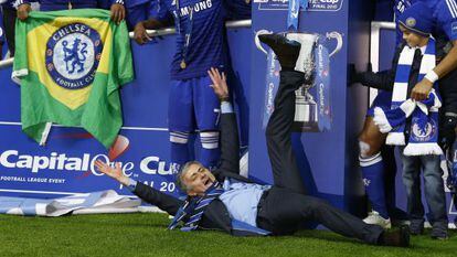 Mourinho celebra la victòria a la Copa de la Lliga.