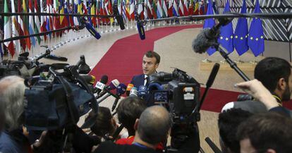 El presidene francés, Emmanuel Macron, atiende a la prensa en el Parlamento Europeo.