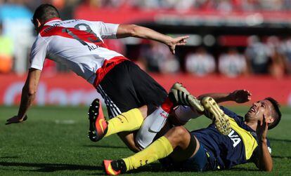Juan Insaurralde del Boca Juniors, en el suelo después de una jugada frente a Lucas Alario, del River Plate.