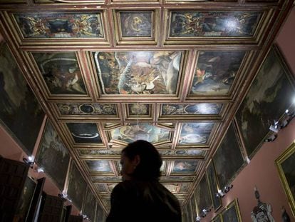 Una mujer, en el salón principal del palacio arzobispal de Sevilla. Su techo está compuesto por 60 lienzos de principios del siglo XVII.