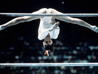 Nadia Comaneci, en asimétricas.