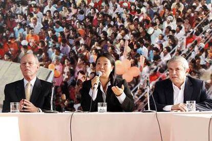 La candidata peruana, Keiko Fujimori, recibe hoy el apoyo de los excandidatos Pedro Pablo Kuczynski (Izq.) y Luis Castañeda