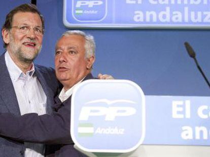 Arenas abraza a Rajoy durante el mitin de C&aacute;diz.