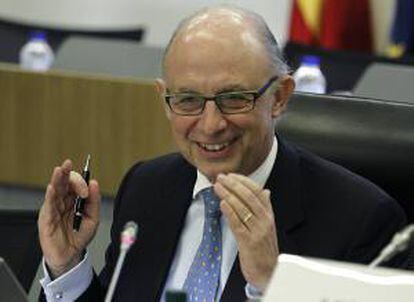 El ministro de Hacienda, Cristóbal Montoro, ha calificado hoy como "normal" que la vicepresidenta del Gobierno, Soraya Sáenz de Santamaría, presida la Comisión Delegada para Asuntos Económicos en ausencia del presidente del Gobierno, Mariano Rajoy. EFE/Archivo