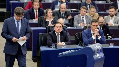 Carles Puigdemont pasa junto a José Manuel Albares y Pedro Sánchez en el pleno en Estrasburgo sobre la amnistía, en diciembre pasado.